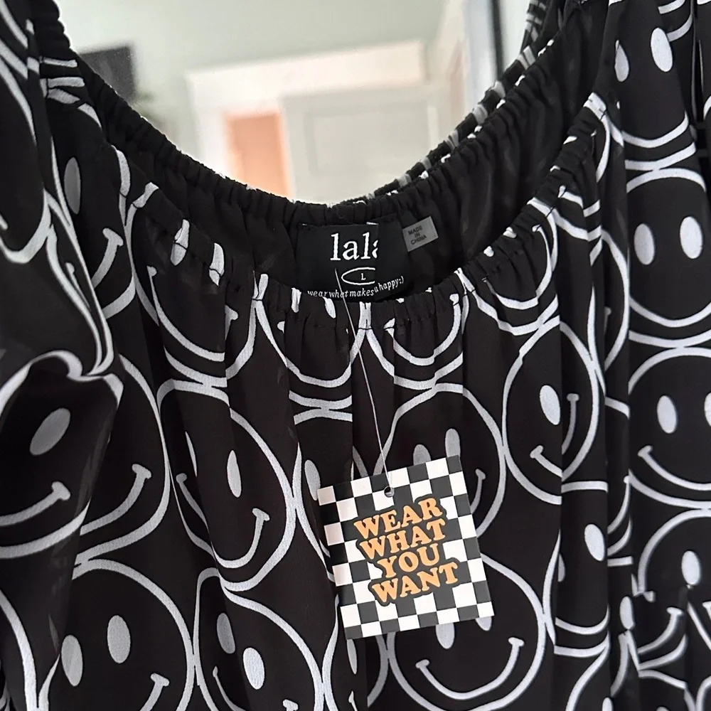 Chic Black and White Smiley Dress - Picture 6 of 8